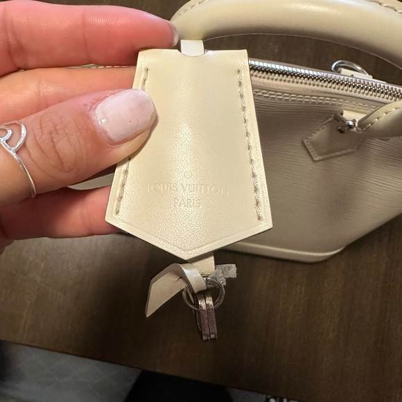 LV epi alma pm bag. - Picture 5 of 10
